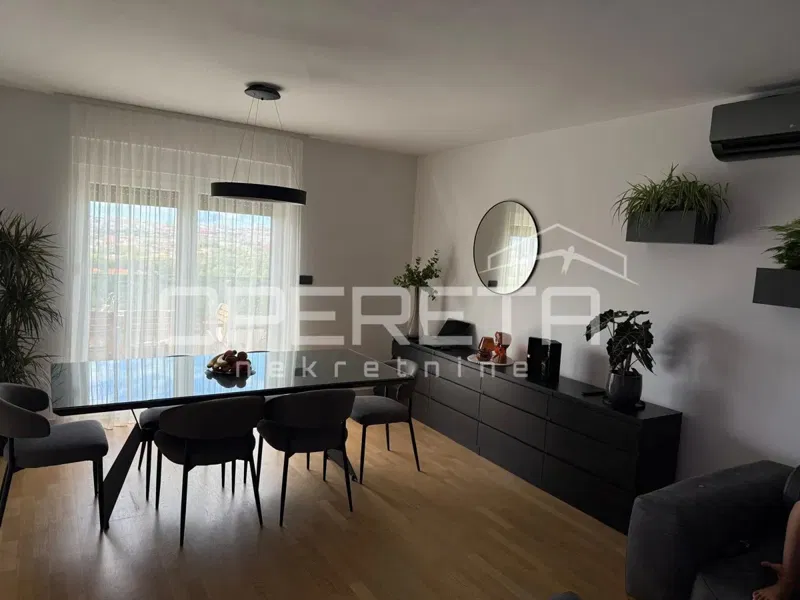 Appartamento di lusso con tre camere a Solin