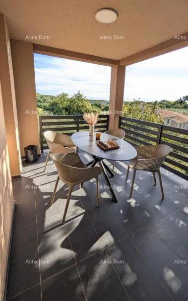 BRTONIGLA, ISTRA – Moderan 3-soban apartman s vrtom i dva parkirna mjesta