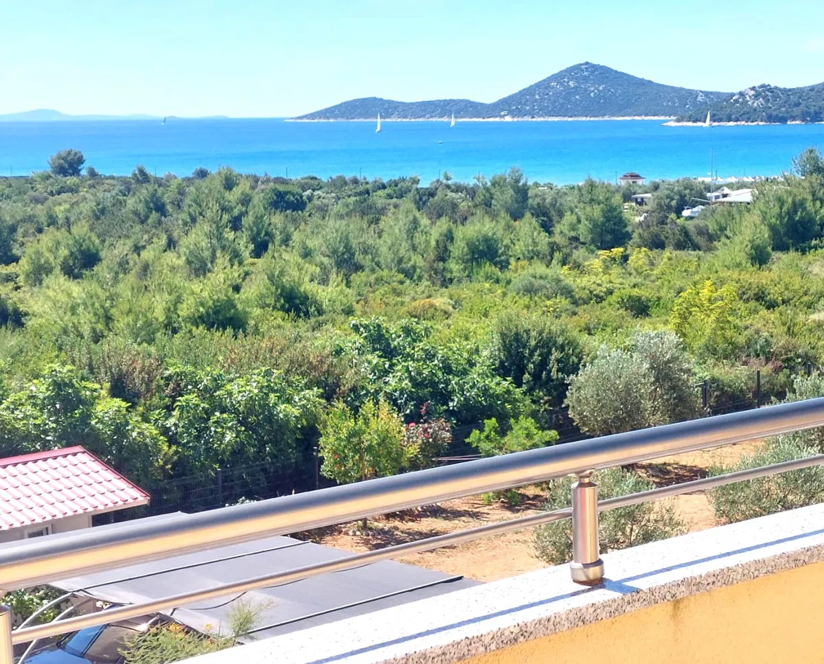 200m do mora, kuća sa uhodanim poslom ( 4 apartmana i stan u potkrovlju) TRIBUNJ