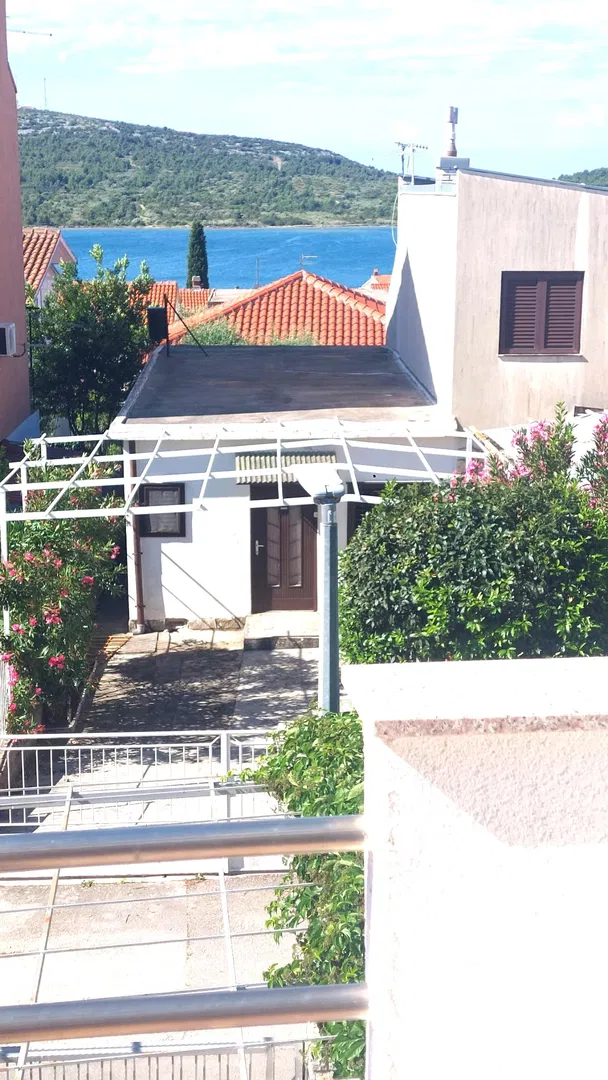 350m do mora i plaže u Pirovcu obiteljska kuća na prodaju