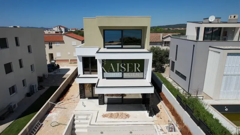 Sukošan, Zadar - Építészeti remekmű lifttel és úszómedencével, 50 méterre a strandtól
