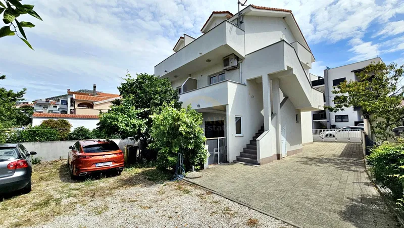Dvojna kuća u Segetu Vranjic 130 m od mora - 3 stana