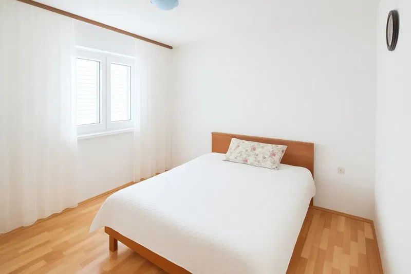 Appartamento con tre camere da letto e spazio commerciale con vista mare – 2