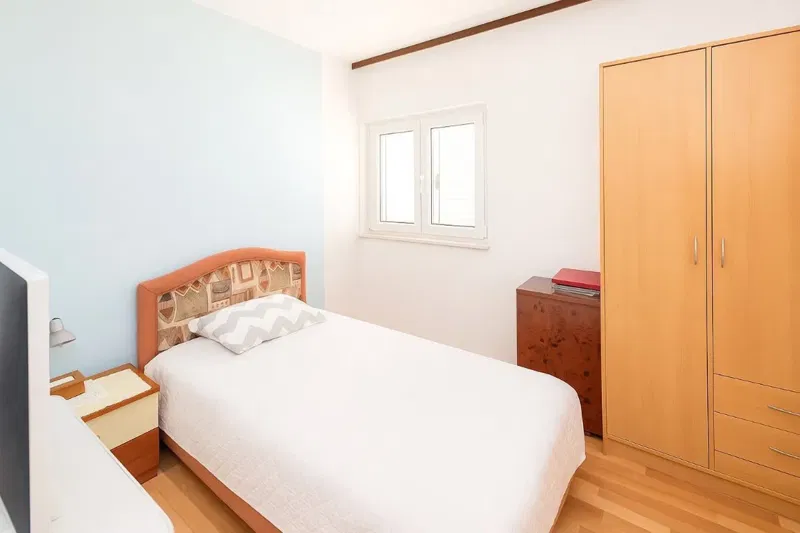 Appartamento con tre camere da letto e spazio commerciale con vista mare – 3