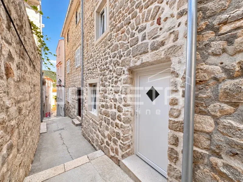 Rab, Stari grad, renovirana kamena kuća s terasom