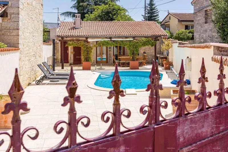 For sale: Renovated Istrian house with a pool – Kanfanar, 208 m², two buildings. – 2