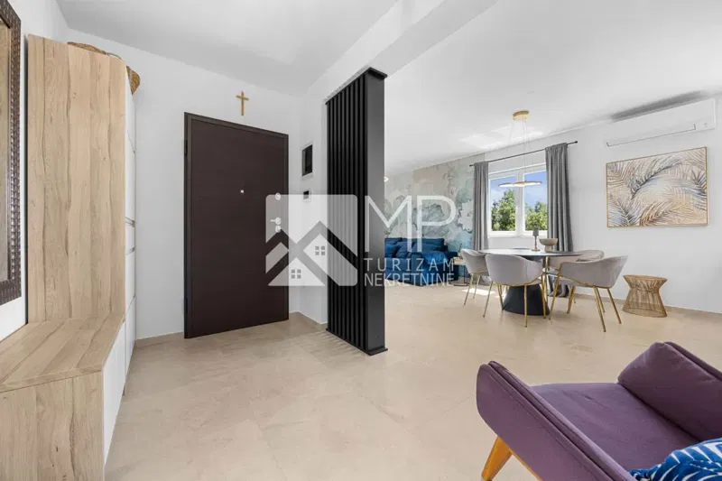 MEDULIN – Spacious 2-bedroom + living room apartment on the top floor, garage and parking – 2