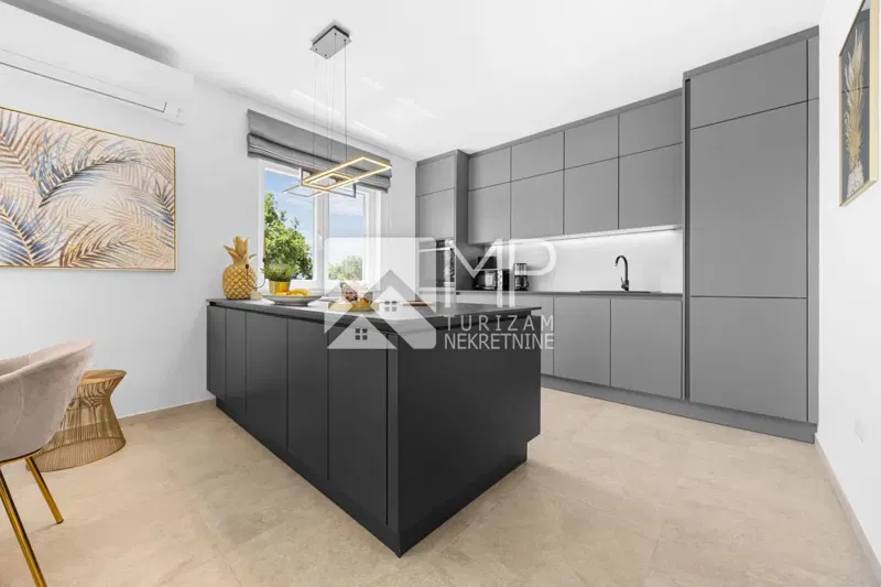 MEDULIN – Spacious 2-bedroom + living room apartment on the top floor, garage and parking – 3