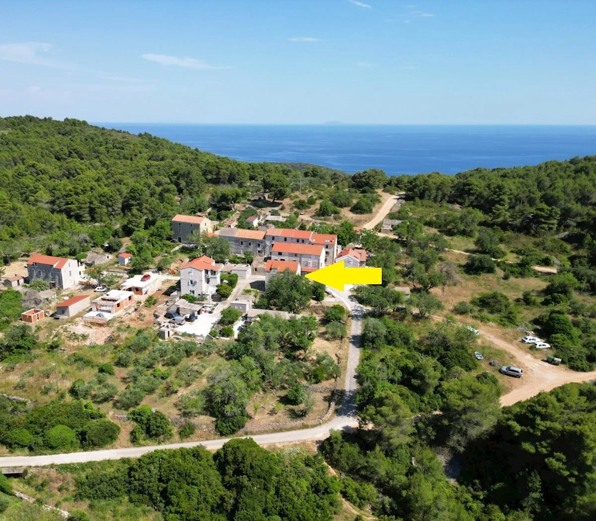 Otok Vis, južna strana - kamena kuća s vrtom iznad prekrasnih uvala
