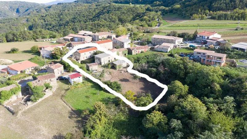 Kompleks kuća u centru Istre sa pogledom na jezero