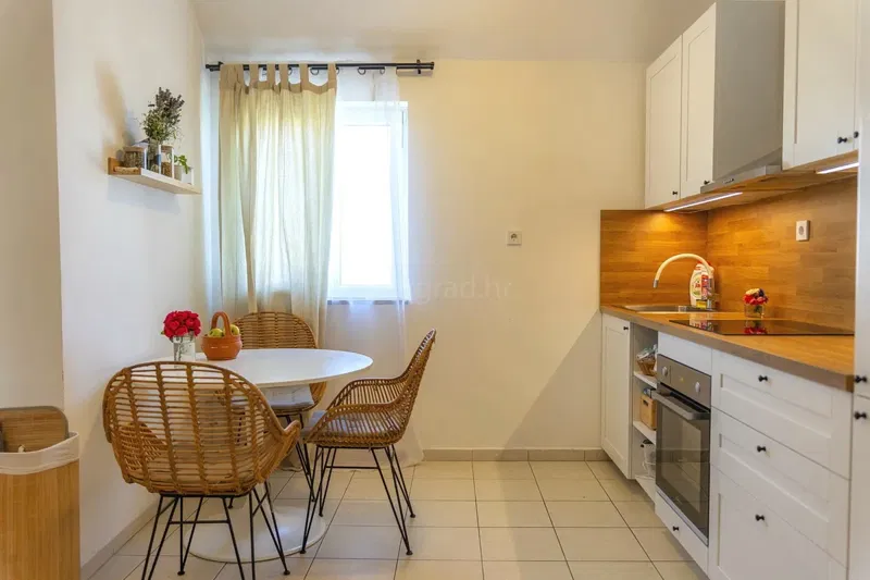 Malinska, komforan trosobni apartman s pogledom na more!