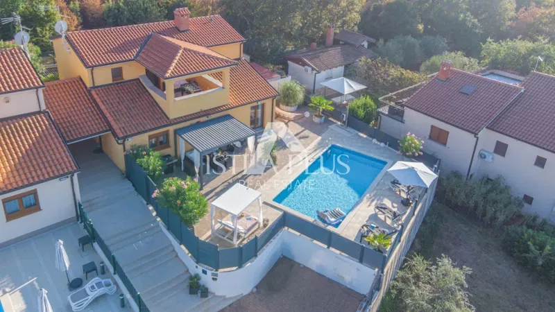 Exklusiv! Istrien, Poreč - Haus mit Pool, freiem Blick und separatem Apartment!