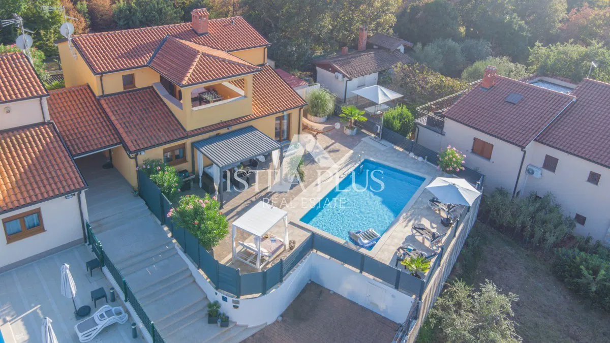 Ekskluzivno! Istra,Poreč- Kuća sa bazenom i otvorenim pogledom te dodatnim apartmanom!