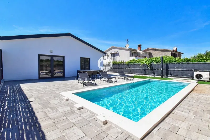 Moderna villa su un piano con piscina riscaldata e giardino curato – 2