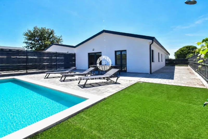 Moderna villa su un piano con piscina riscaldata e giardino curato – 3