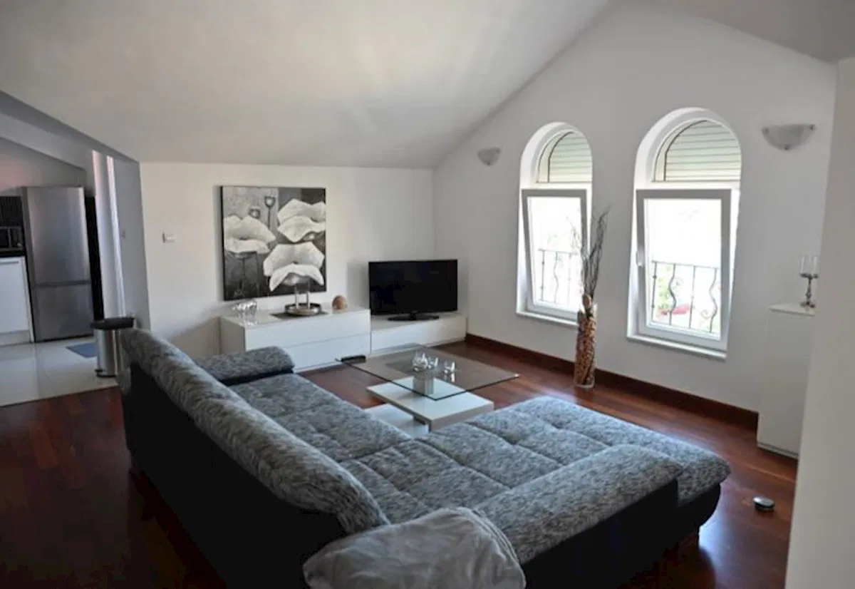 Primošten-Dolac: penthouse, pogled more, 100 m, 2 balkona
