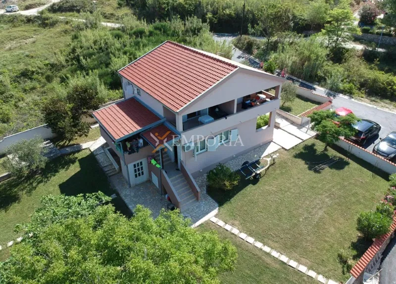 Rtina – Apartman u prizemlju s vrtom, 100 m od mora