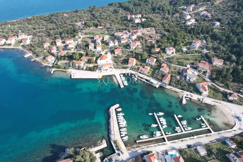 Građevinsko zemljište 2.118 m², 100 m od mora, idejni projekt