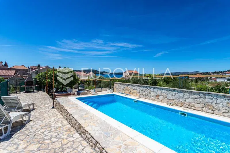 Seget Donji, dvije kuće za odmor u centru mjesta