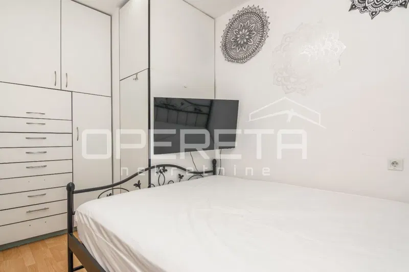 VENDITA, APPARTAMENTO, ZAGABRIA, TREŠNJEVKA, presso il teatro Trešnja, bilocale, 33 m2, al piano terra con terrazza e giardino. – 2