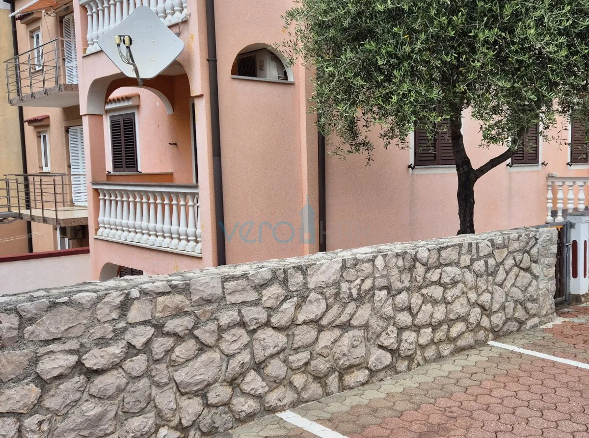 Omišalj, otok Krk, dvosoban klasićan stan u prizemlju, terasa, prodaja