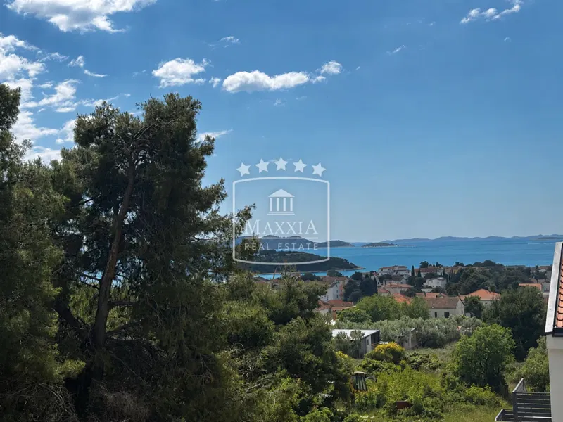 Pakoštane - atraktivna kuća sa uređenom okućnicom! 649.000 EUR
