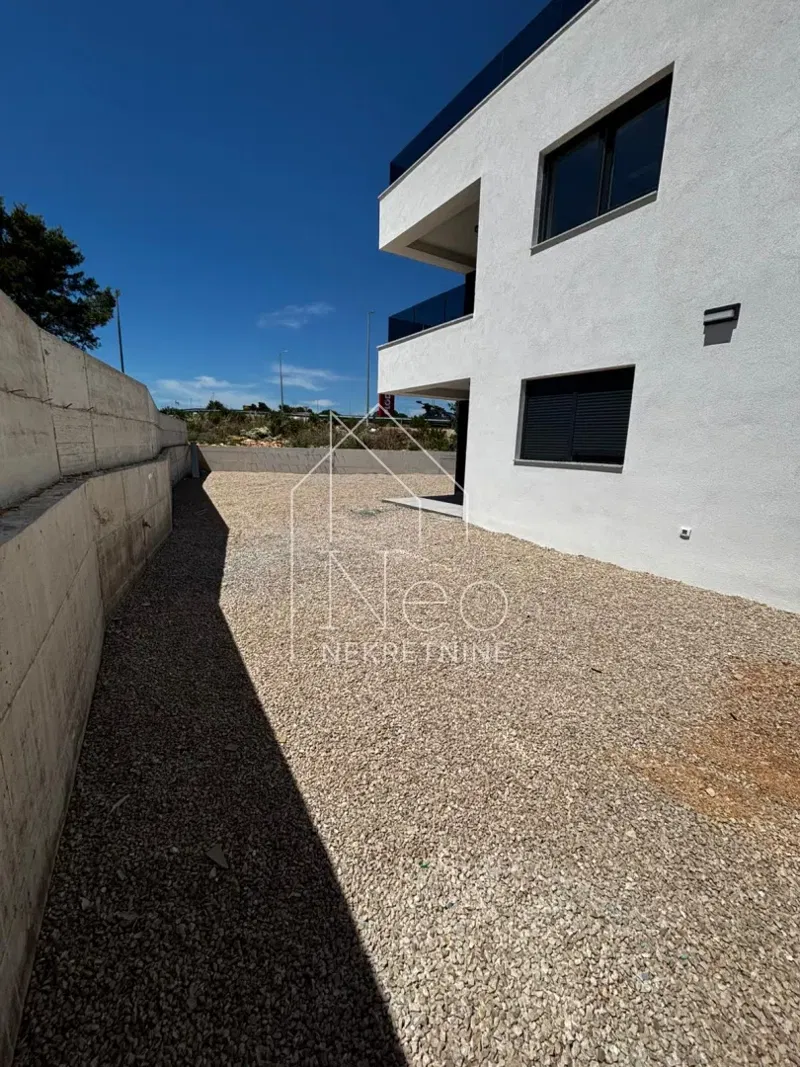 Moderni i namješteni stan u novogradnji, Vodice