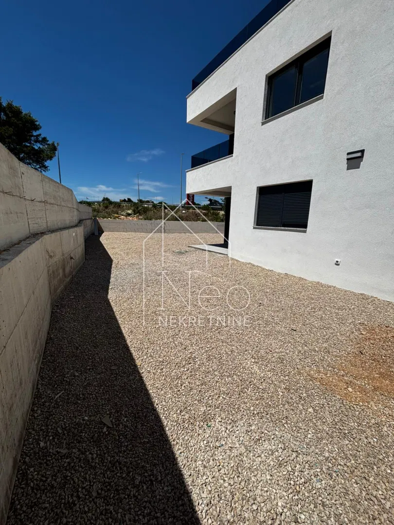 Moderni i namješteni stan u novogradnji, Vodice