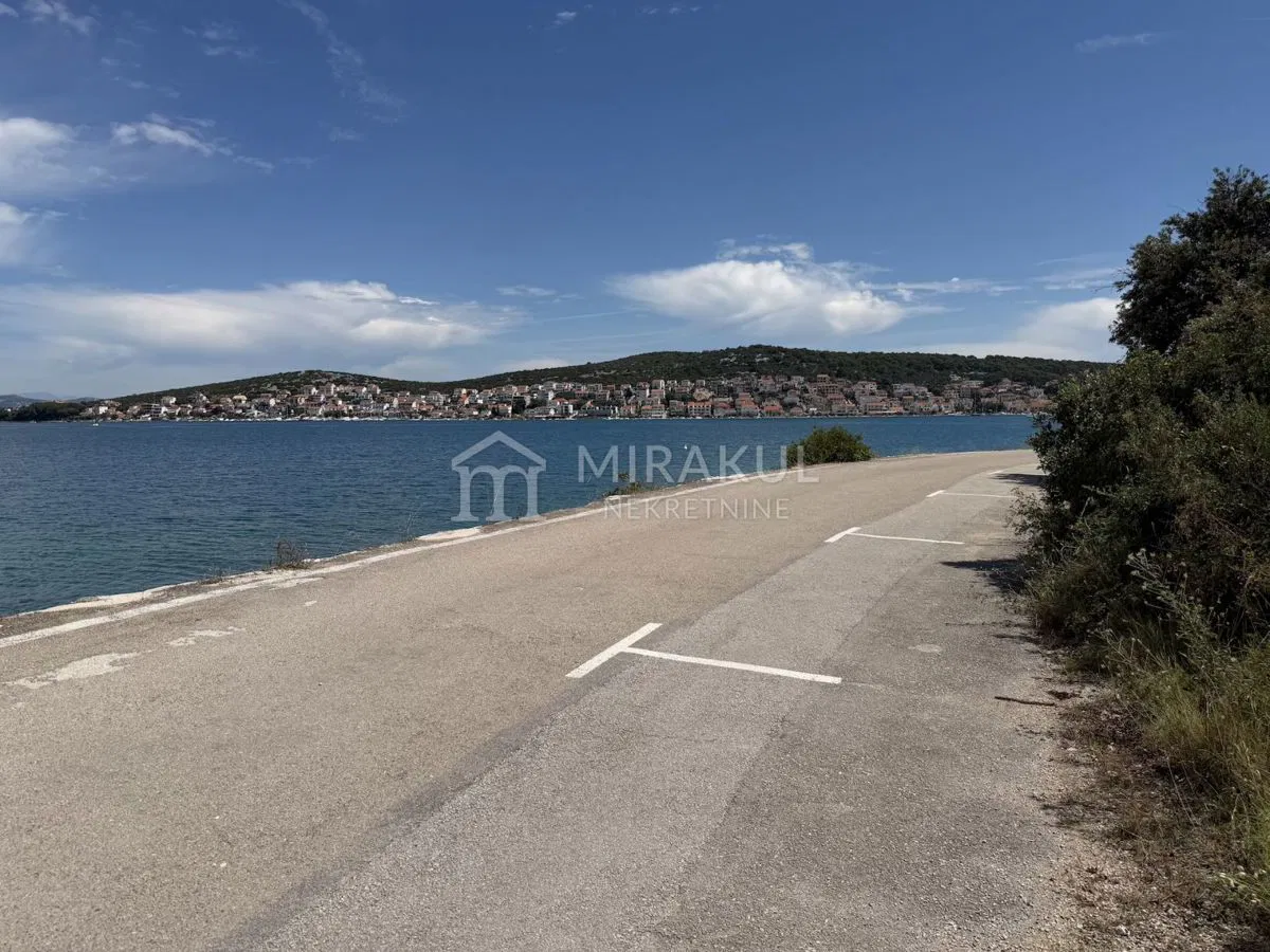 Nekretnine Jezere, Rekreacijsko zemljište u prvom redu do mora i plaže