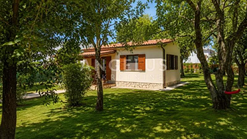 Istra, Fažana - enonadstropna hiša 85m2 z velikim vrtom, dolgoročno!