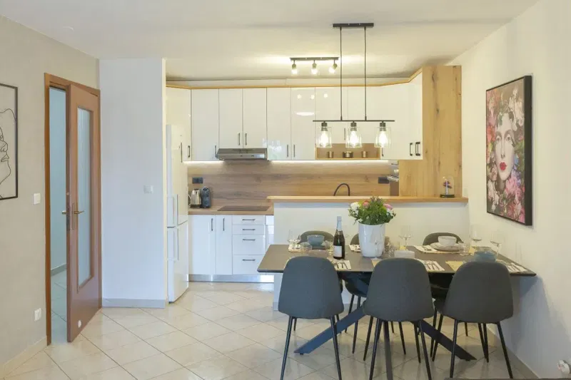 Elegant two-bedroom apartment with a spacious landscaped garden – 3