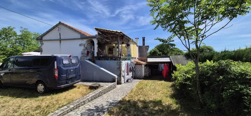 Otok Krk, Dobrinj, Kras, dvojna kuća sa bazenom i zemljištem od 800m2, prodaja