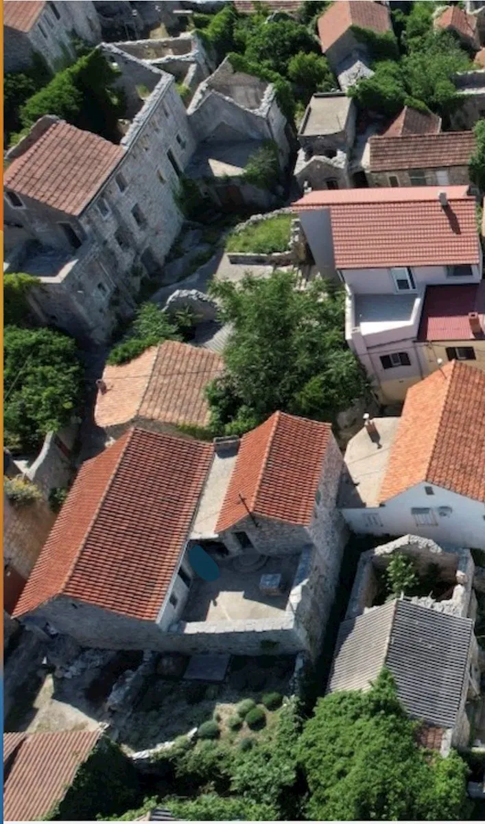 Tradicionalna kamena kuća za obnovu s terasom i pogledom u Vrbanju