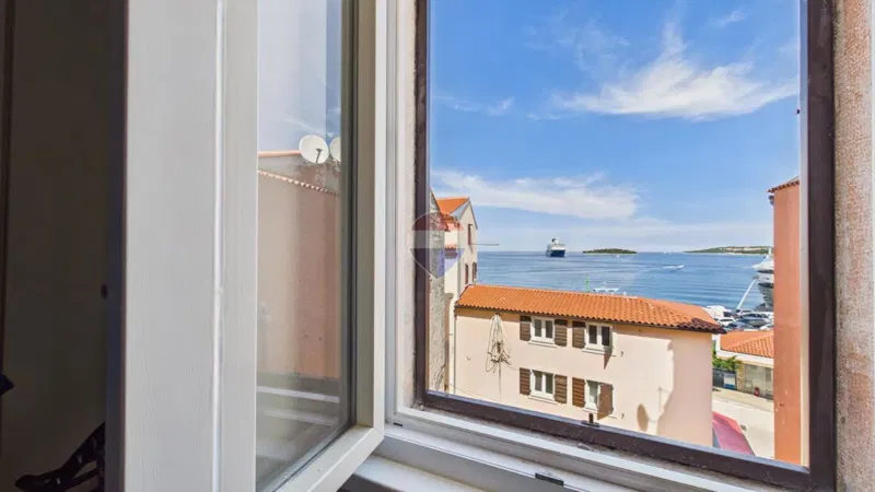 Rovinj, novouređeni hotel s terasom/barom pogled more