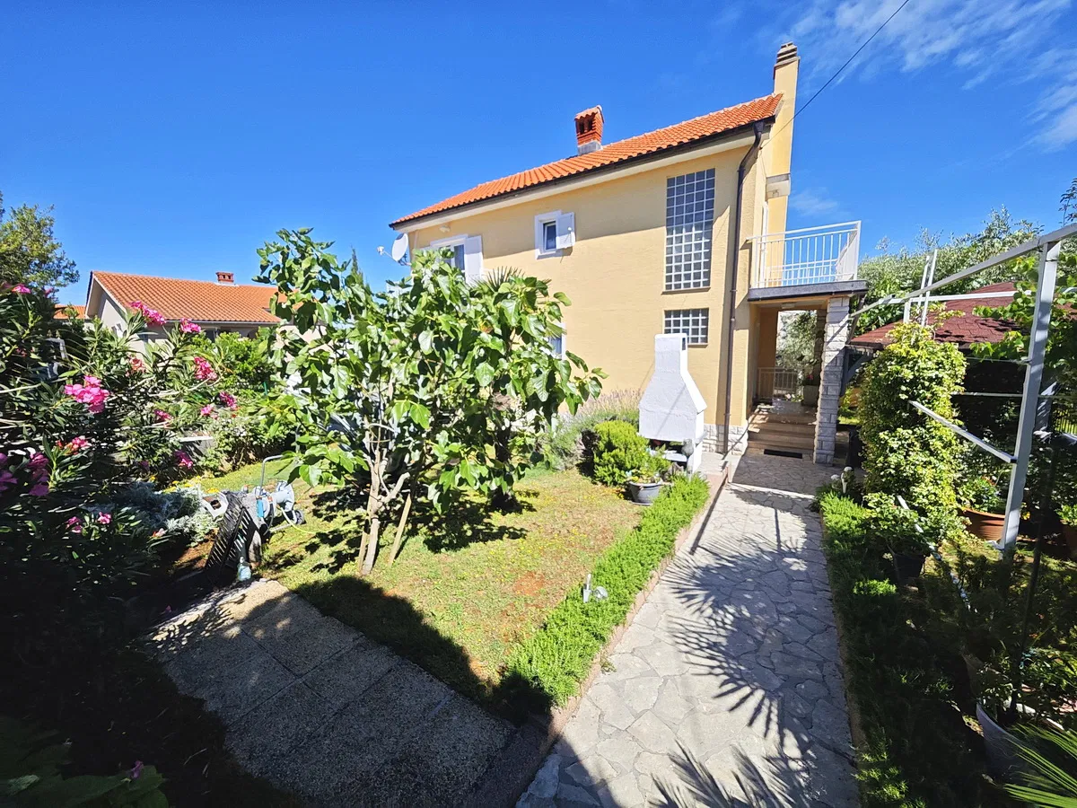 Malinska, samostojeća kuća s 3 apartmana i garažom!