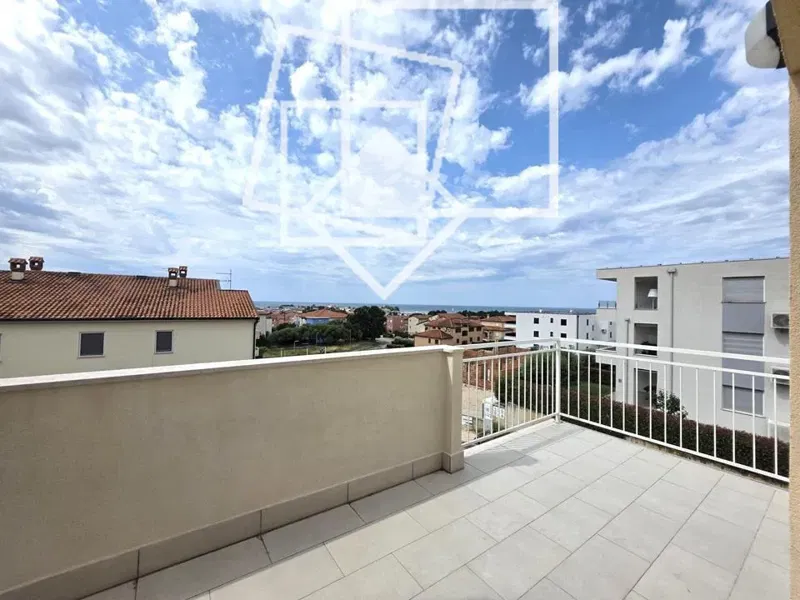 Novigrad – dvoetažni stan s pogledom na more, bazenom i parkingom
