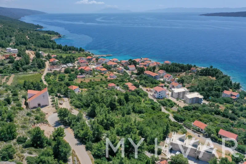 Zemljište s građevinskom dozvolom i pogledom na more u Zavala