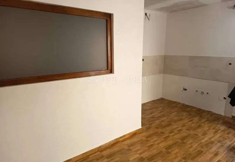 SENJ, STAN U CENTRU, 120m OD MORA! – 2