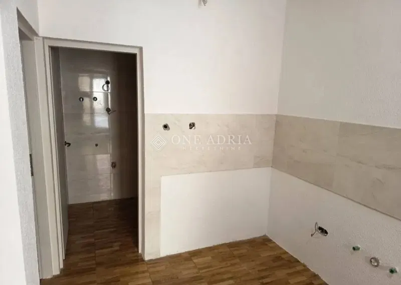 SENJ, STAN U CENTRU, 120m OD MORA! – 3