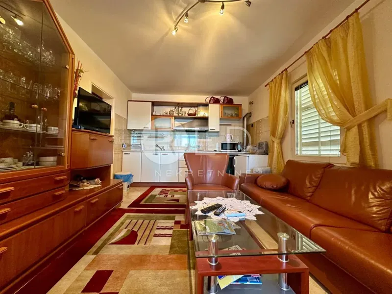 DRAGE – APARTMANSKA KUĆA S PANORAMSKIM POGLEDOM NA MORE I KORNATE