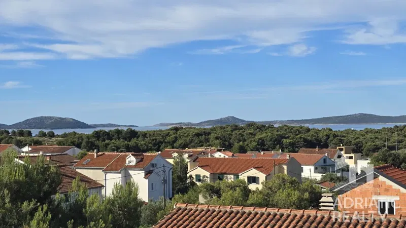 Tribunj, dvoetažni stan s panoramskim pogledom na mjesto i more