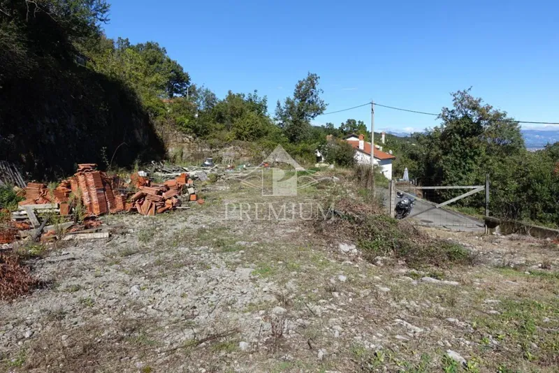 GRAĐEVINSKO ZEMLJIŠTE ZA OBITELJSKU ILI 2 MANJE ZGRADE