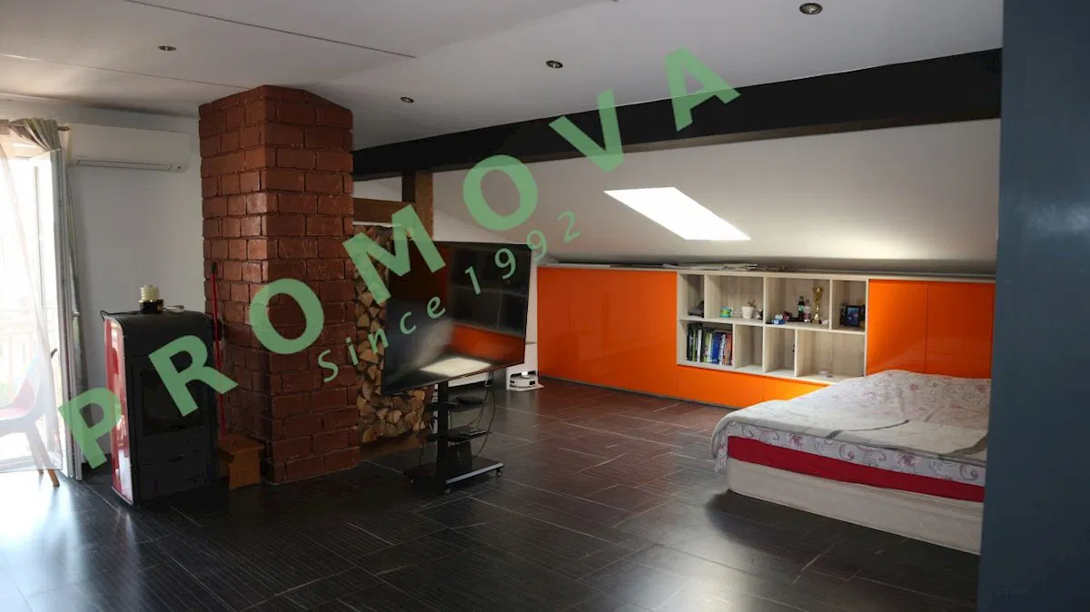 UMAG ŠIRI CENTAR, MANSARDNI STAN 100 M2, ODVOJEN ULAZ