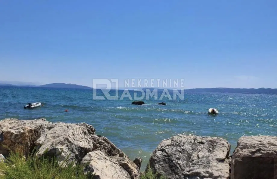 KAŠTELA -DVOSOBAN STAN SA 2 PARKING MJESTA