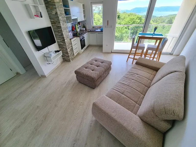 Njivice, namješten apartman s pogledom na more!