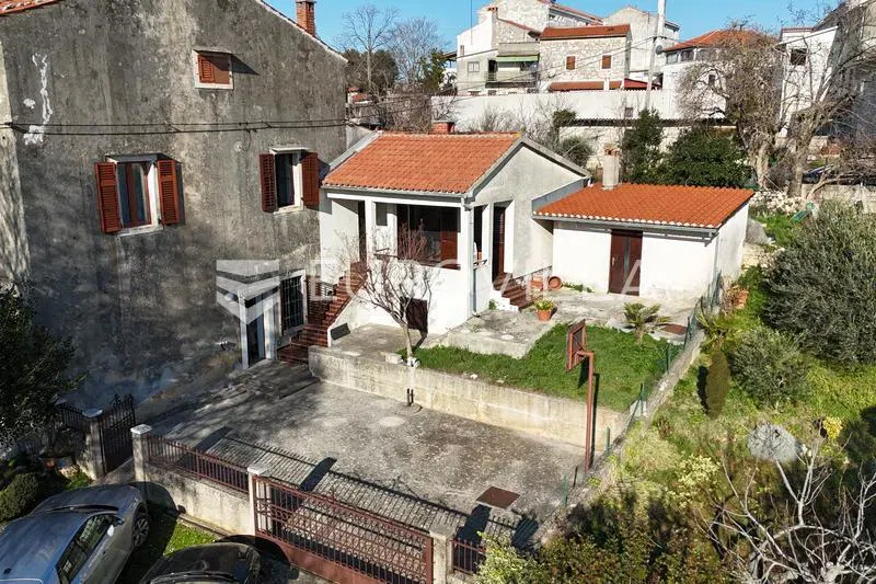 Istria, Poreč surroundings, house with two apartments and a yard in a quiet location – 2