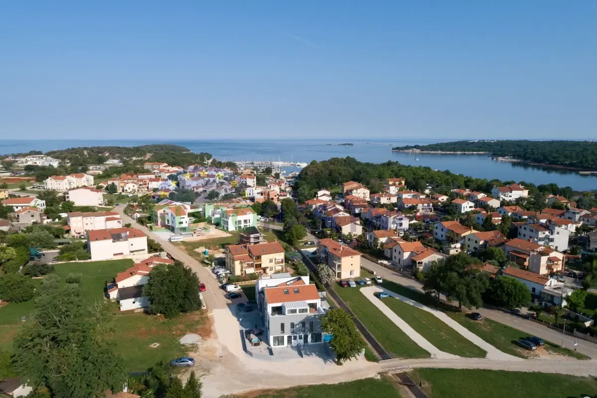 FUNTANA – ELEGANTNA KUĆA U NIZU NA IZVRSNOJ LOKACIJI, SAMO 300 M OD MORA