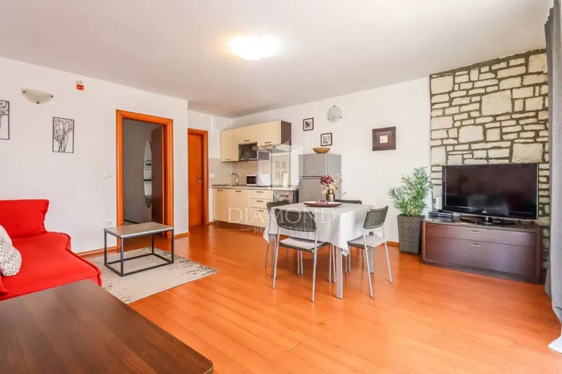 Una rarità a Rovigno! Casa a 100 metri dal mare con due appartamenti e un cortile. – 2