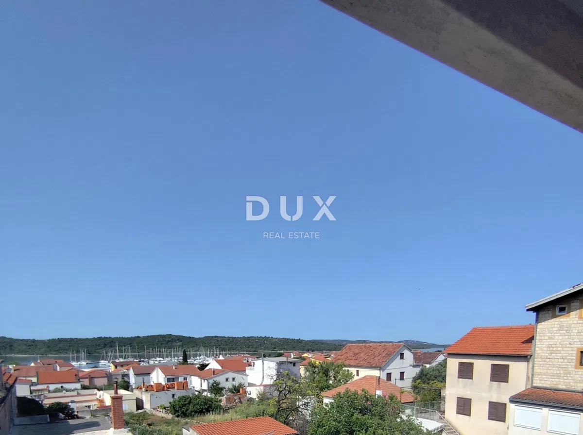 ŠIBENIK, PIROVAC – Kamenný radový dom s výhľadom na more