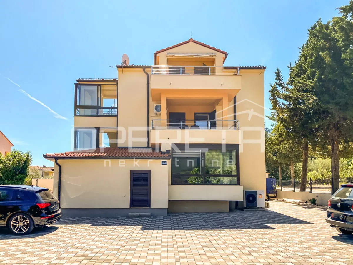 Drage – casa con 3 appartamenti, 500 m dal mare e dalla spiaggia